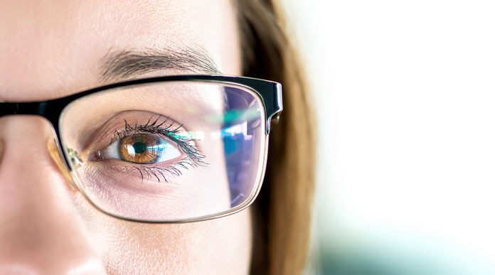 ¿Los lentes antirreflejo traen beneficios a la salud de los ojos?