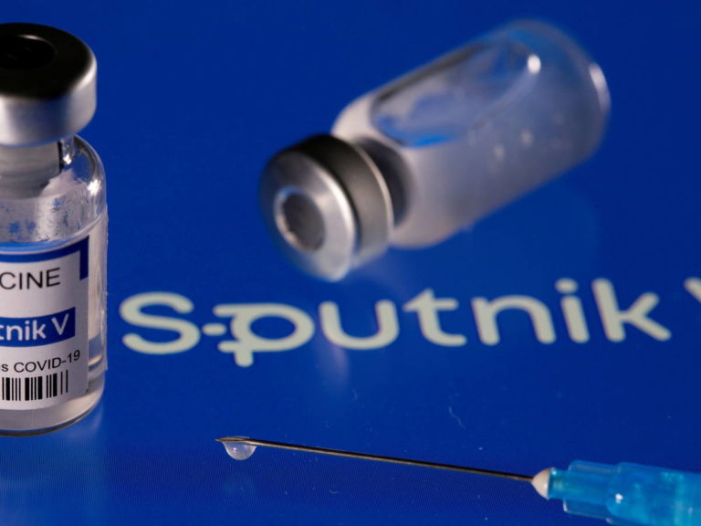 México recibe 800 mil dosis de la vacuna Sputnik V; 300 mil serán para primeras aplicaciones