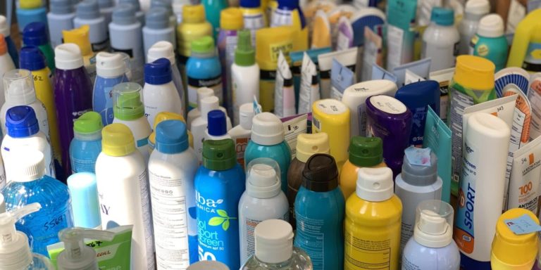 OJO: Encuentran benceno en más de 78 productos de protección solar