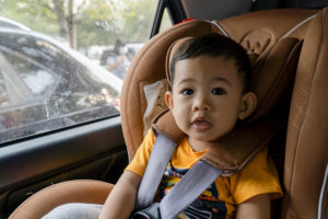 Revisando la seguridad de los niños al viajar en automóvil