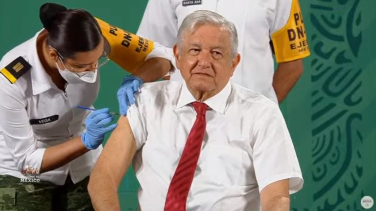 AMLO recibe segunda dosis de la vacuna de AstraZeneca… y otra vez evita usar cubrebocas