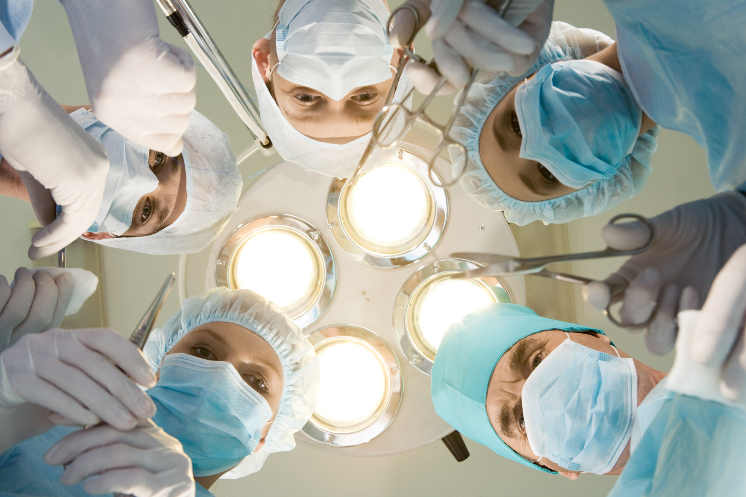Операция 5 7 это. Детские хирурги в операционной. Врачи склонились над пациентом. Хирург разные отрасли.