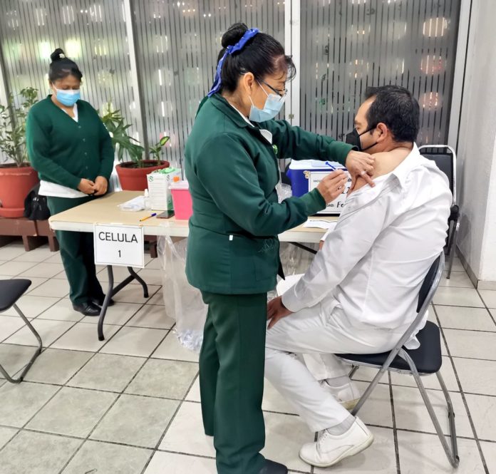 En estos 4 estados ya se aplica la dosis de refuerzo a médicos del IMSS