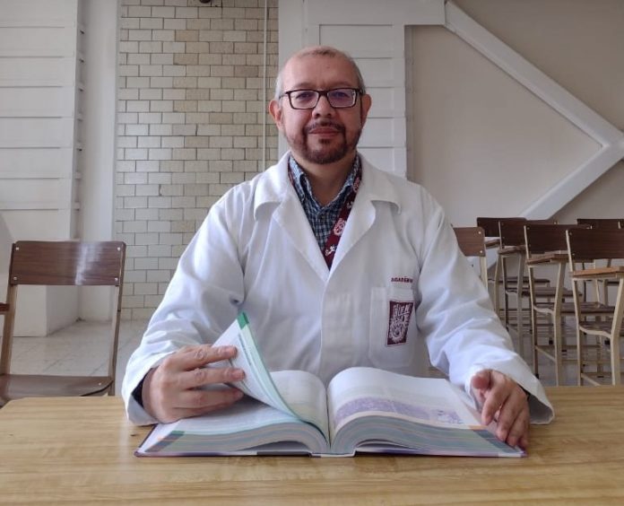 Médico mexicano actualiza un libro internacional de anatomía patológica