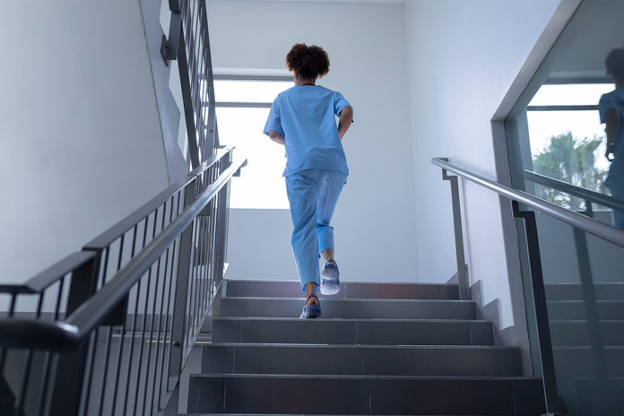 Esta es la distancia que camina un médico en una guardia de 24 horas