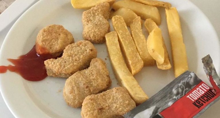 ¿Indignación? Hospital atiende a enfermos con papas fritas y nuggets de pollo, acusan en redes