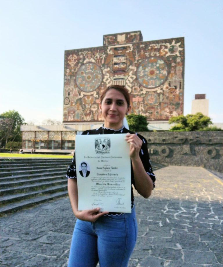 Pasante de la CONAMED obtiene el grado de licenciada en la FES Zaragoza