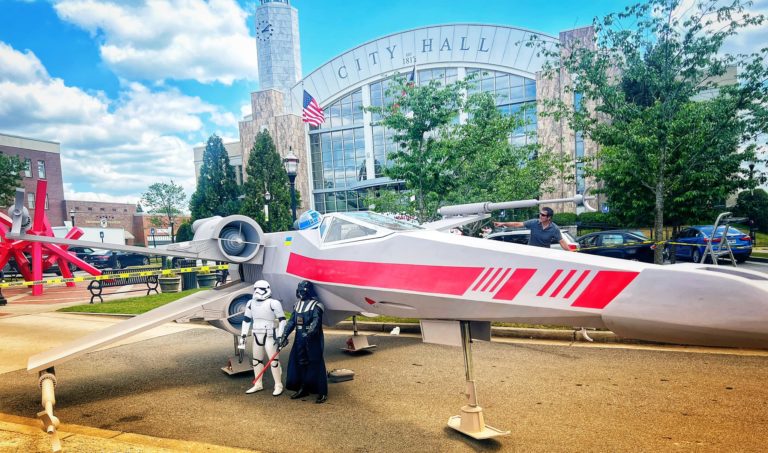 Star Wars sí existe: Médico construye un X-Wing tamaño real en sus ratos libres