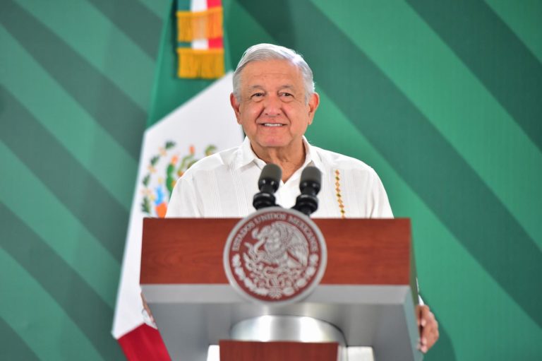 López Obrador promete medicinas y atención médica gratis a más tardar en un año