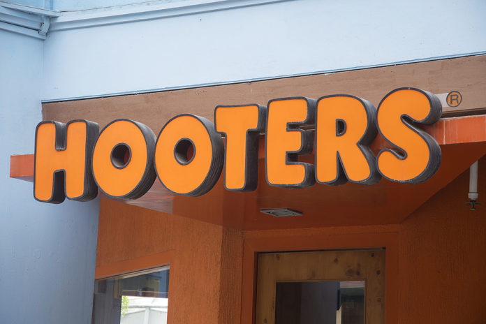 mesera Hooters dinero