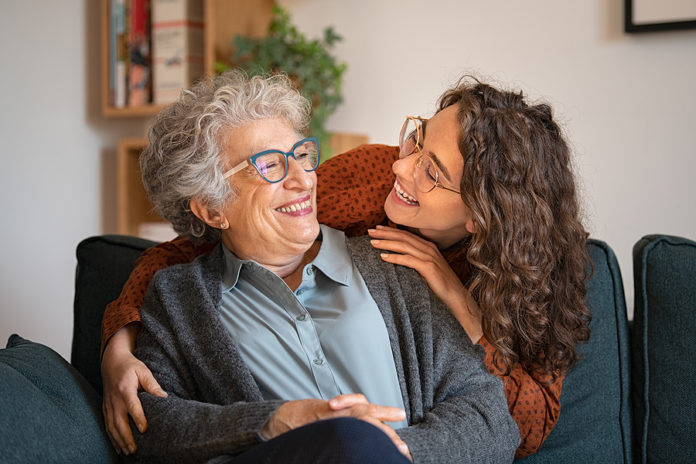 Abuelita con cáncer conoce a su ídolo musical de reggaetón