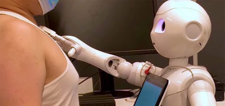 Tecnología médica: Robot humanoide mide la presión arterial y así luce