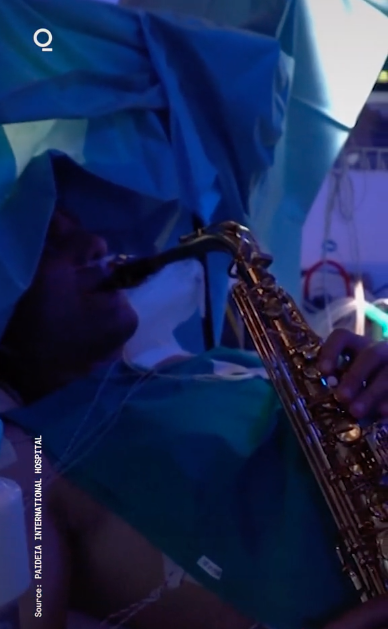Músico toca el saxofón mientras le extirpan un tumor cerebral