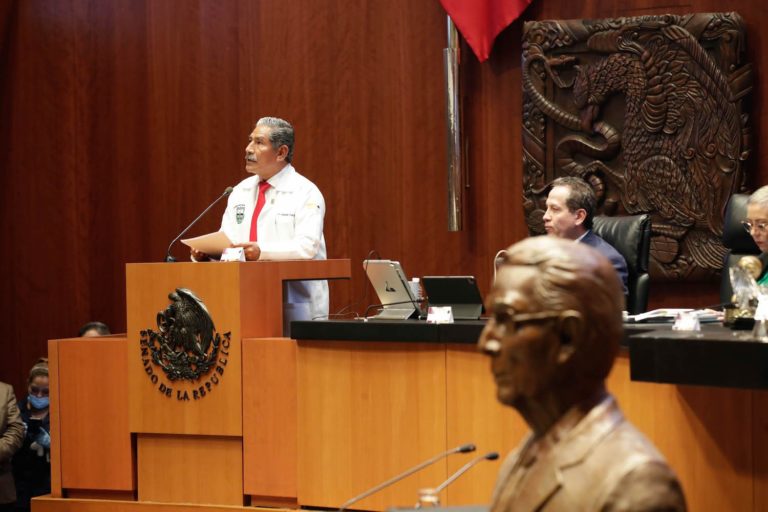 Senadores entregan reconocimiento al mejor médico de México, ¿sabes quién es?
