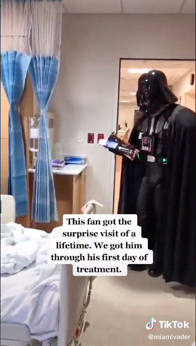 Darth Vader visita a paciente con cáncer en Hospital