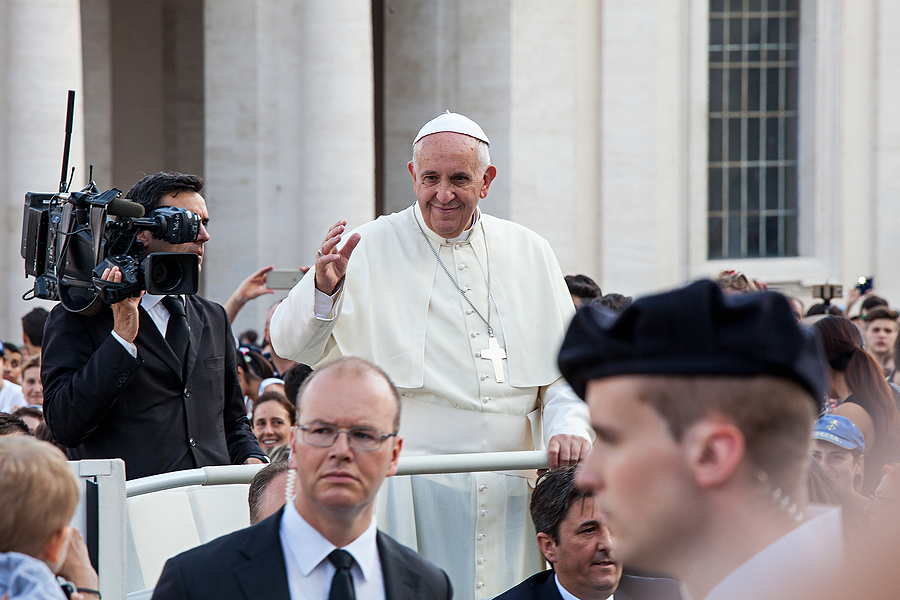 Papa Francisco acude a médico deportivo para tratar artrosis