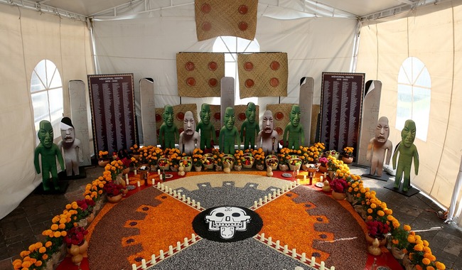 ISSSTE crea una mega ofrenda de Día de Muertos y así luce