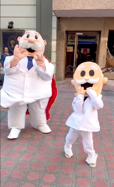 Niño se disfraza para Halloween de botarga del Dr Simi