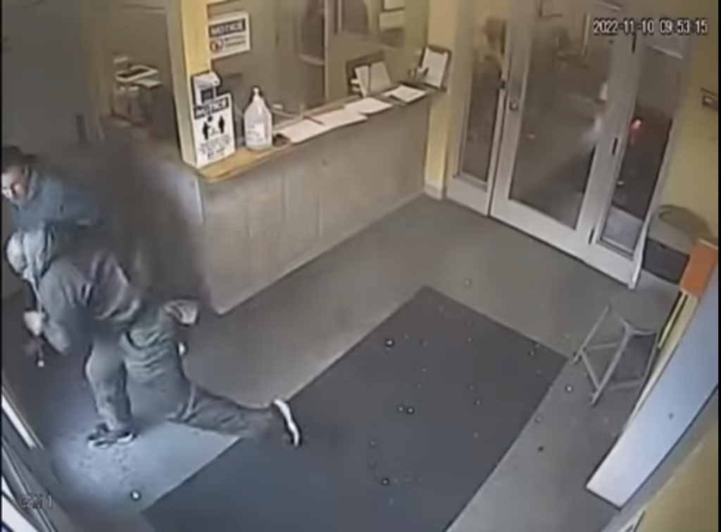 Guardia detiene a hombre armado con un rifle en una clínica
