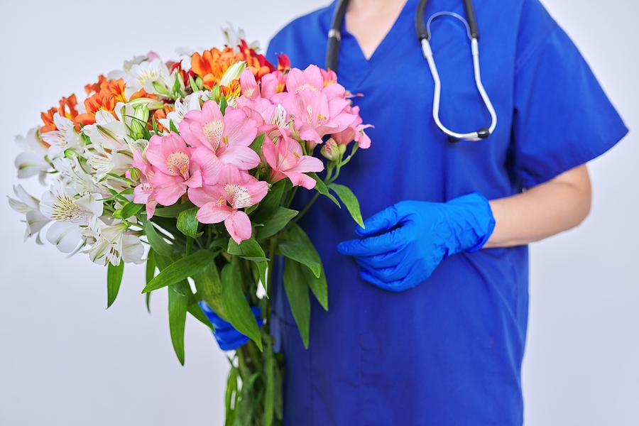 Sobreviviente de meningitis lleva flores a personal de salud
