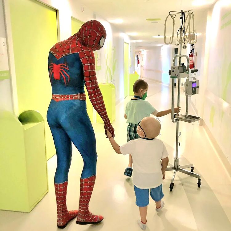 Video: Hombre sorprende a paciente con disfraz de Spider-Man