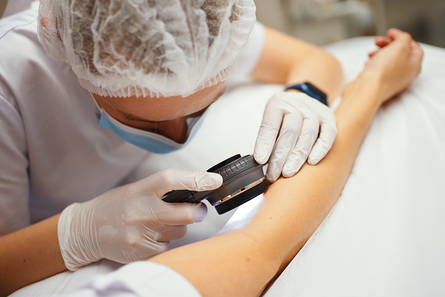 Mujer contrae cáncer después de hacerse la manicura