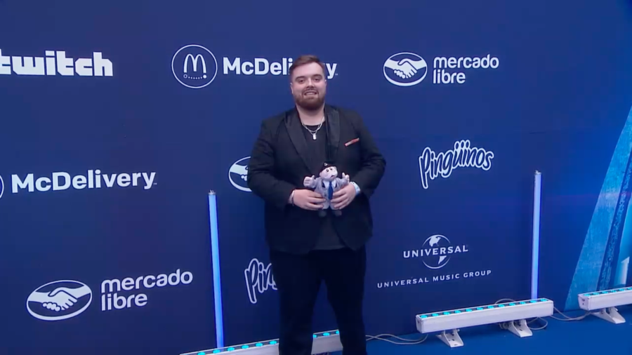 Dr Simi aparece en manos de Ibai durante los premios Esland