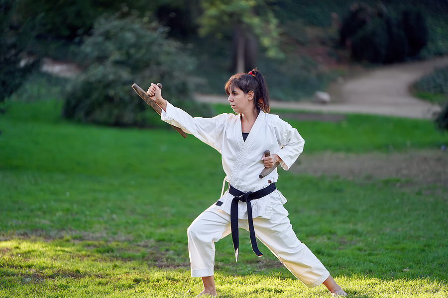 Enfermera karateka detiene a un delincuente en la calle