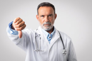 Doctor revela las desventajas de trabajar en Farmacias Similares