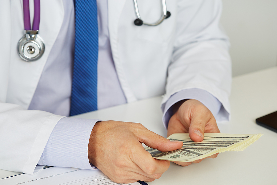 ¿Cuál es el salario de un médico de Farmacias Similares?