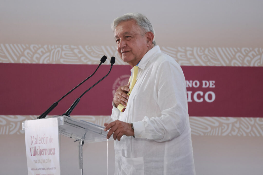 Salario mínimo para médicos y enfermeras, ¿apoyas la nueva propuesta de AMLO?