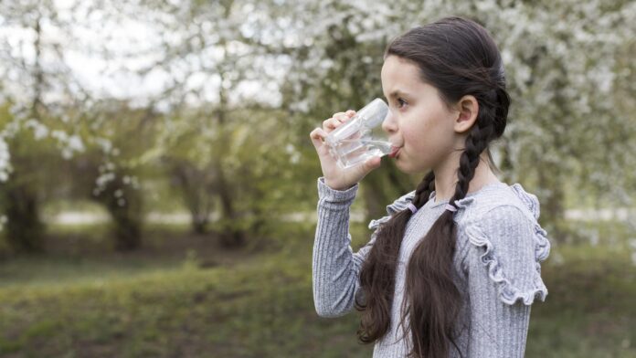 Día Mundial del Niño 2024: ¿Cuánta agua deben tomar los menores?