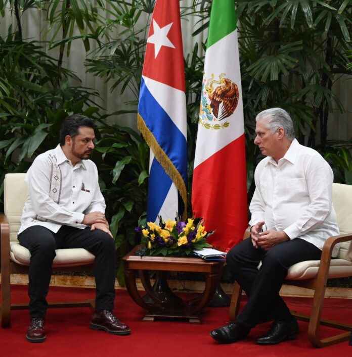 IMSS anuncia la contratación de otros 1,200 médicos cubanos