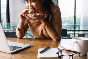 3 tipos de trastornos alimenticios vinculados con el estrés laboral