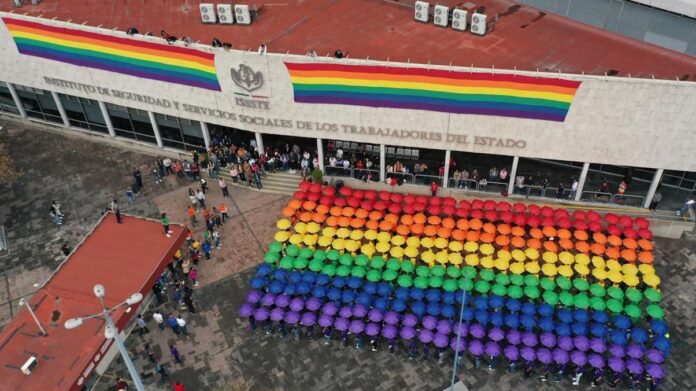 ISSSTE, primera institución pública en desplegar la bandera del orgullo LGBT+