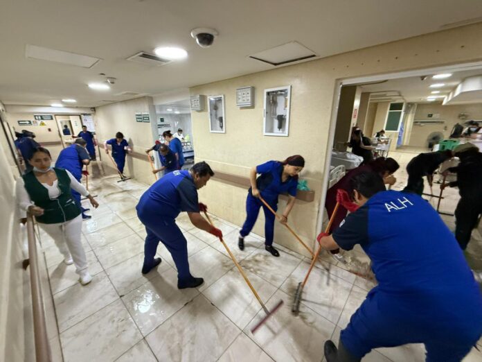 Hospital del IMSS inundado por las fuertes lluvias