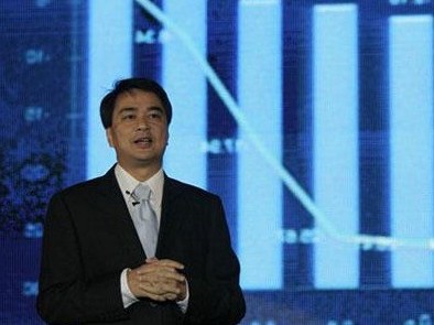 Abhisit Vejjajiva défend le bilan de ses 12 mois de gouvernement