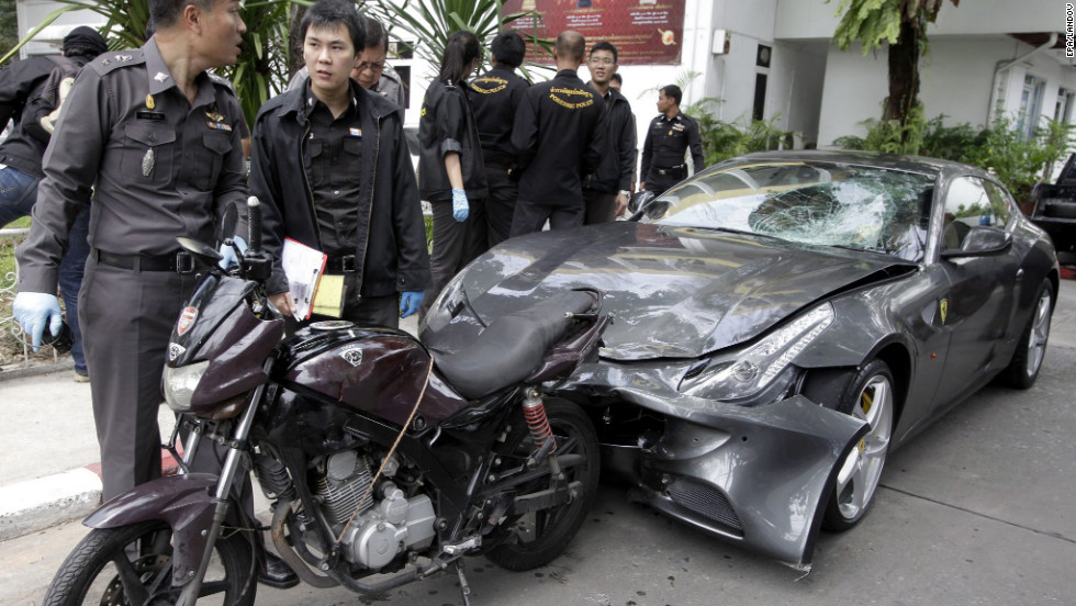 En Thaïlande, les étudiants défient le gouvernement 3 - thailande-fr Photo de la Ferrari de Chaleo Yoovidhya après une collision avec un motard de la police thaïlandaise