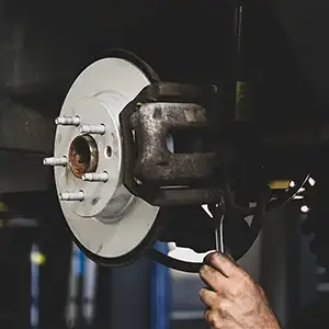 Mobile Mechanic changing breaks