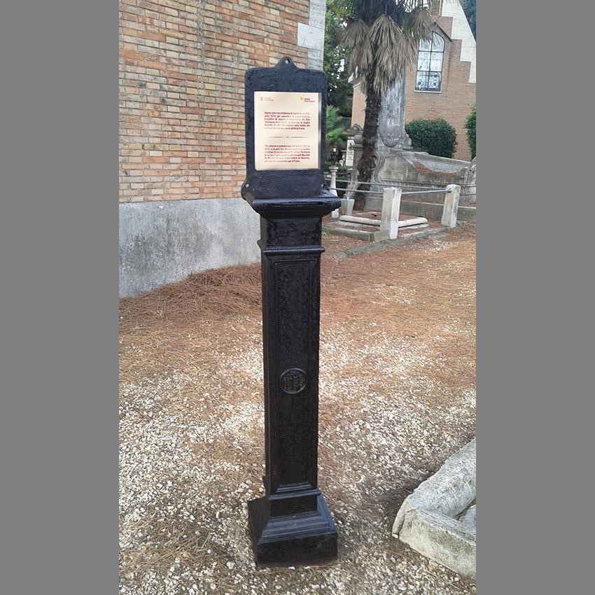 Palina del telefono fronte tomba Roberto Rossellini - Altopiano Pincetto, Riquadro 45, cappella 7