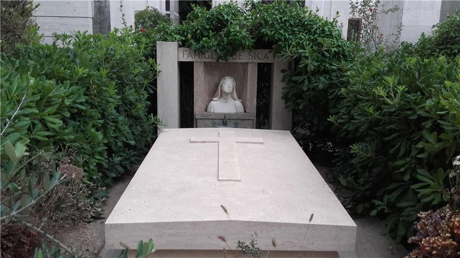 Tomba Vittorio De Sica - Zona Ampliamento, Riquadro 143, tomba a terra n.61