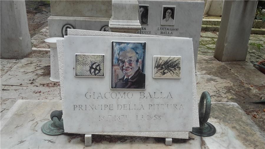 targa commemorativa con la riproduzione di uno dei suoi più famosi autoritratti, "Autoballa, l'arte sempre con me" del 1943, in cui l'autore si ritrae sorridente ed ammiccante.