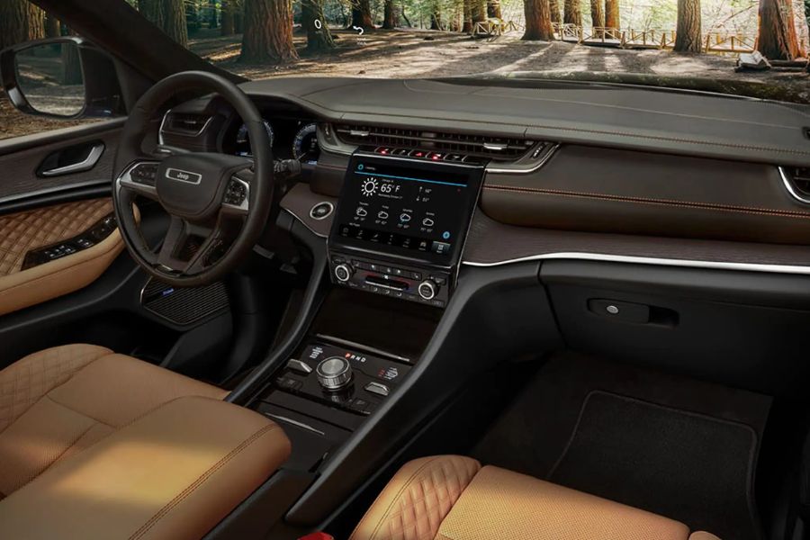 2022 Jeep Grand Cherokee Interior