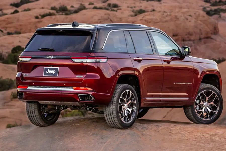 2023 Jeep Grand Cherokee off roading