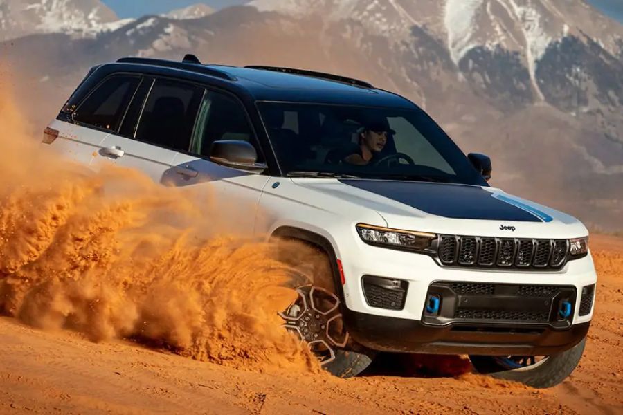 2023 Jeep Grand Cherokee Off-Roading