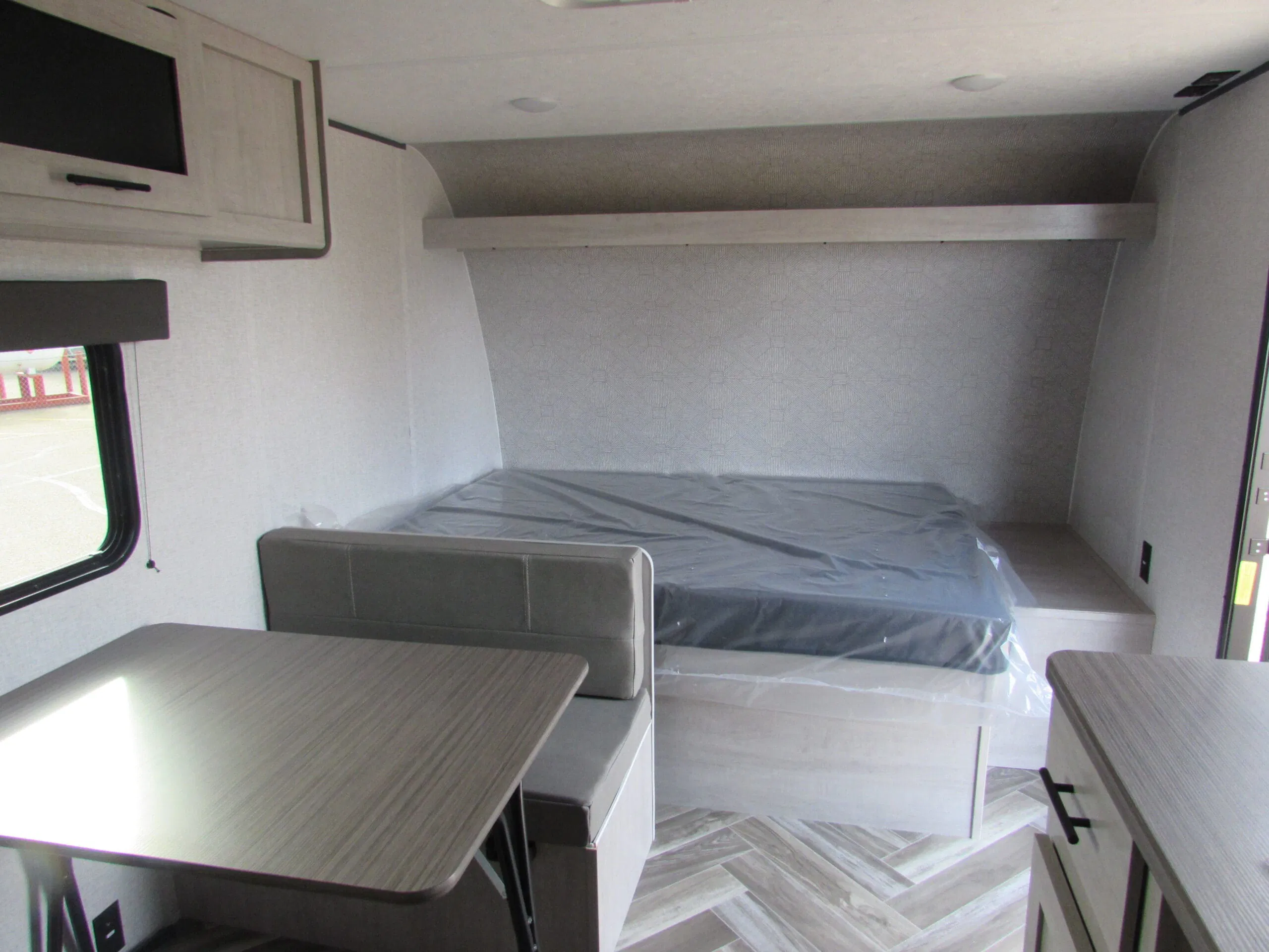 CrossRoads RV Zinger 18BH Bedroom