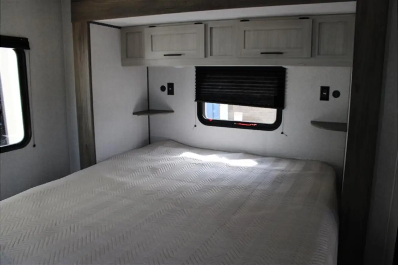 CrossRoads RV Zinger 320FB Bedroom