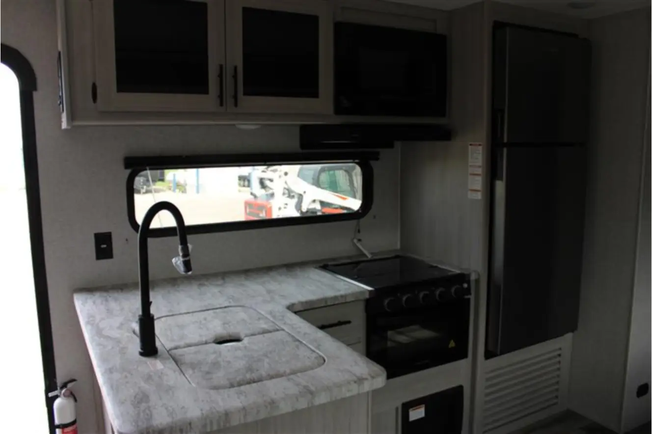 CrossRoads RV Zinger 320FB Kitchen