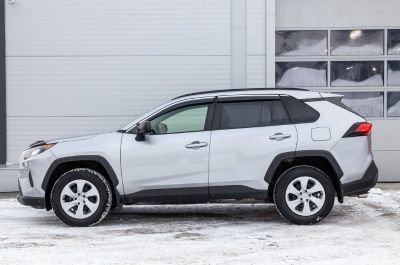 Voiture en hiver devant garage