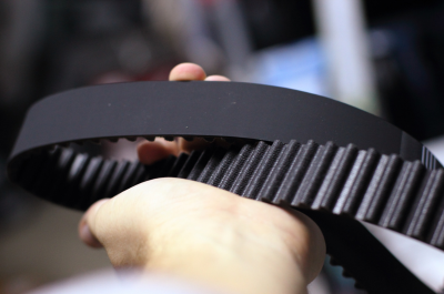 caoutchouc courroie dans une main